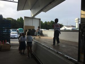 ウィング車の荷台で遊ぶ子供たち