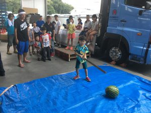 納涼祭スイカ割りの様子